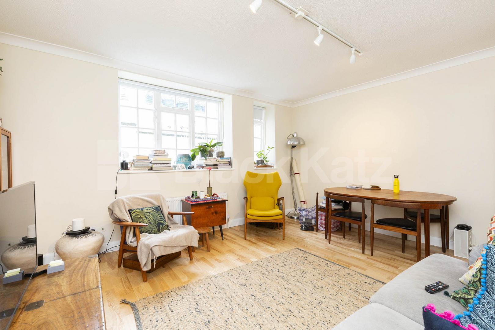 Stunning spacious two bed garden flat within a period house by Regents Park. Oval Road, Regents Park / Camden 